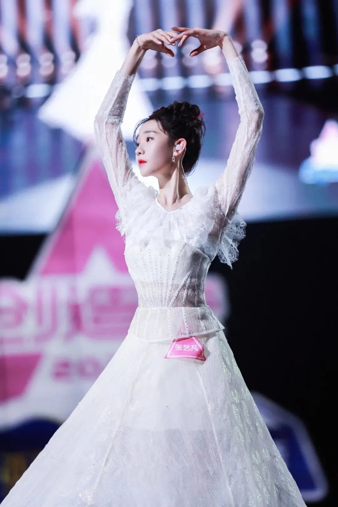 时代峰峻影视部唯二的女艺人,张艺凡▽辨识度弱了点,但放在女团里绝对