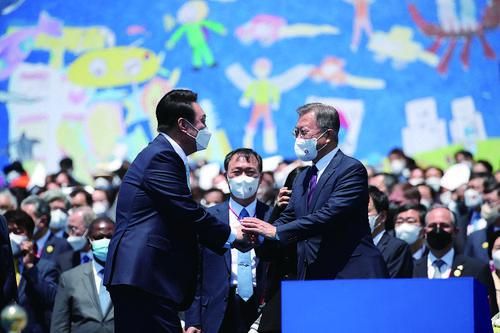 5月10日，韩国首尔，尹锡悦（左）总统就职典礼在韩国首尔举行，文在寅出席。图片来源 视觉中国