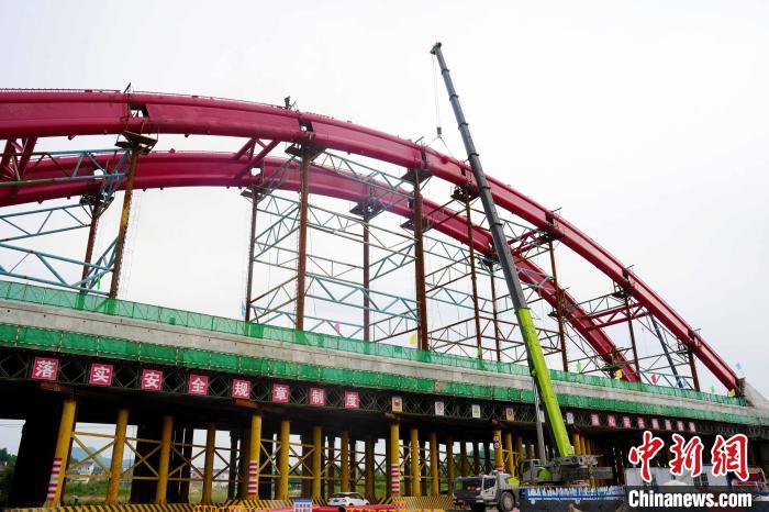 池黄高铁首处128米系杆拱桥拱肋顺利合龙