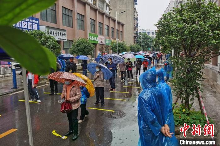 排队等待核酸检测的市民. 李丽秋 摄