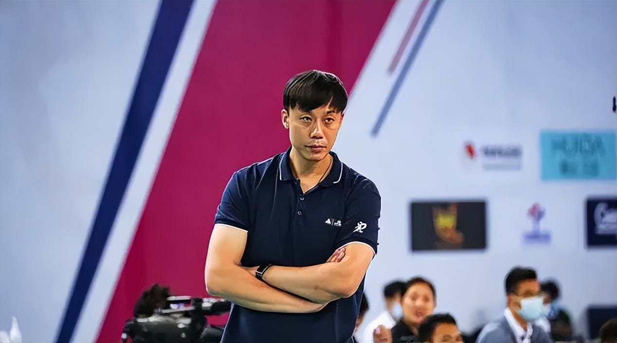 袁志成女排第一助教袁灵犀于飞负责自由人蔡斌介绍教练组构成