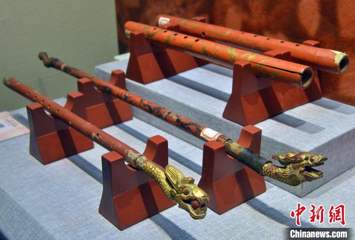 图为5月18日,龙头笛在福建古代音乐文物展上展示. 张斌 摄