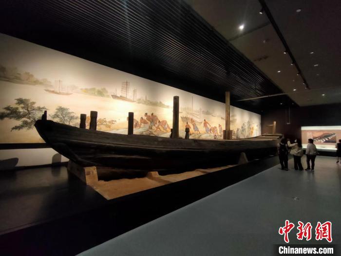 图为搬进博物馆的大运河古沉船. 张健 摄