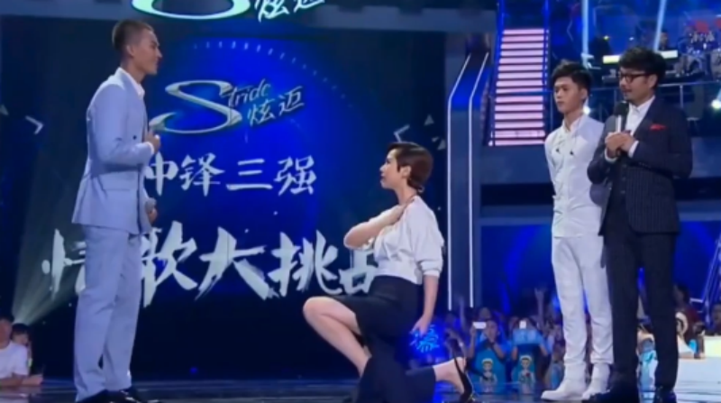 娱乐圈流行起“搞笑女”：金晨玩直播，杨紫摘牙套，还有杨幂……休闲区蓝鸢梦想 - Www.slyday.coM