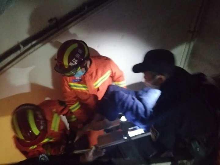 深夜，杭州一小区内传出断断续续的老人呼救声，一场紧急营救就此展开