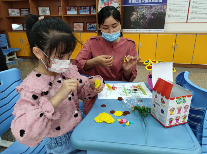 玉律社区开展"齐动手伴成长"亲子手工活动