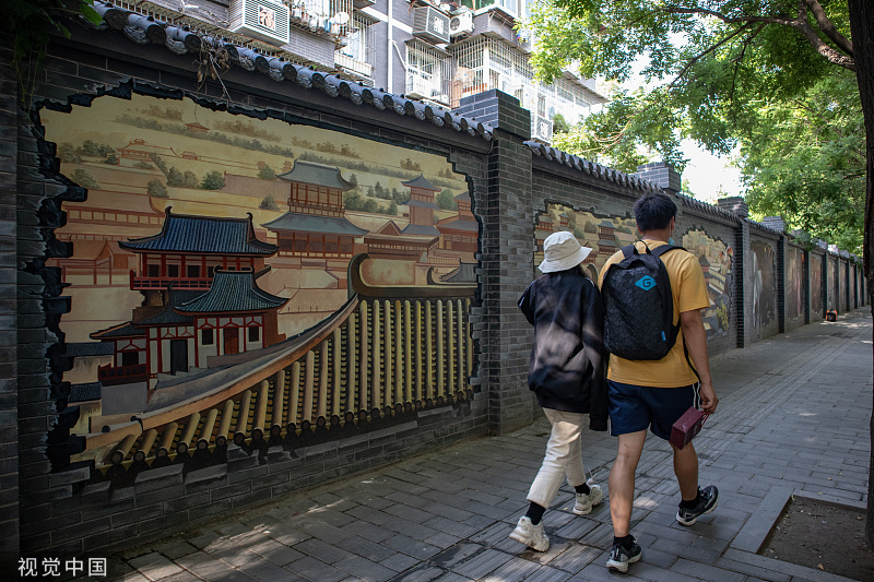 城墙宫殿,丝路驼队,元宵灯会,市井生活等一幅幅墙绘,让曾经的大唐盛世