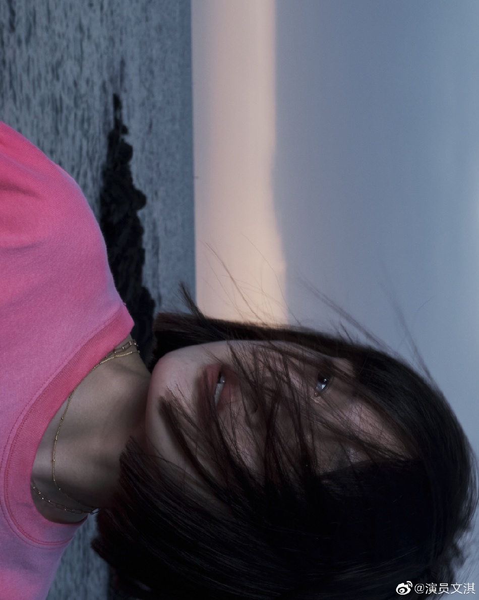 文淇晒海边写真短发造型甜美可人