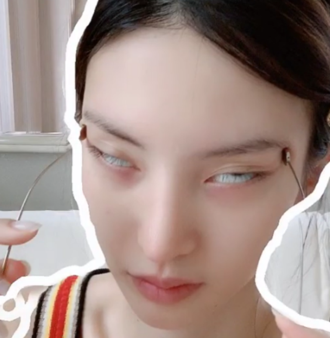 娱乐圈流行起“搞笑女”：金晨玩直播，杨紫摘牙套，还有杨幂……休闲区蓝鸢梦想 - Www.slyday.coM