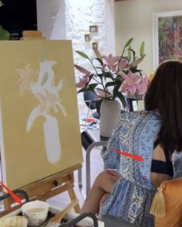 杨采钰穿超短睡衣在豪宅画画 秀白皙美背 大腿上的颜料令人浮想联翩 杨采钰 陈金飞 美背 新浪新闻