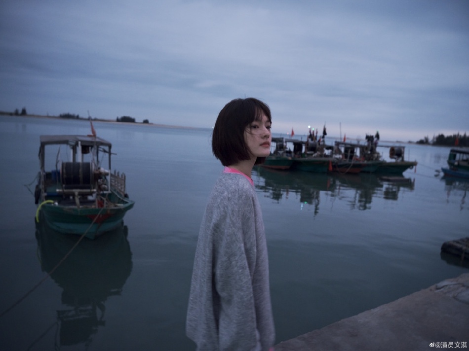 文淇晒海边写真短发造型甜美可人