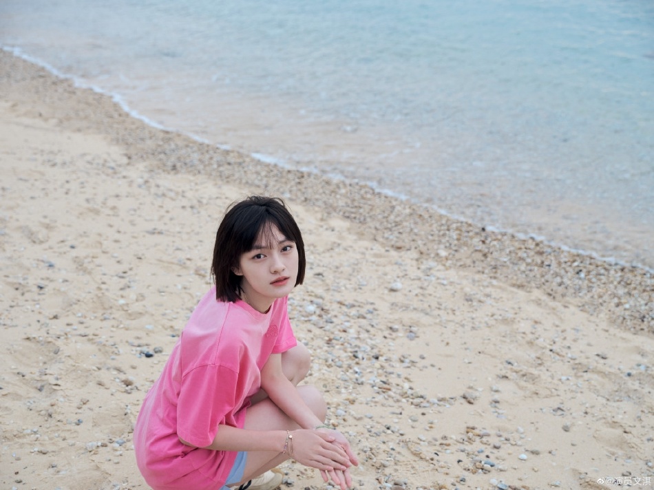 近日,演员文淇在微博晒出一组海边写真.