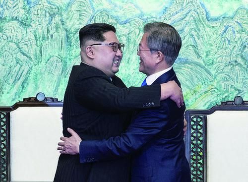 2018年4月27日，朝韩边界板门店，朝鲜最高领导人金正恩与韩国总统文在寅进行会谈。图片来源 视觉中国