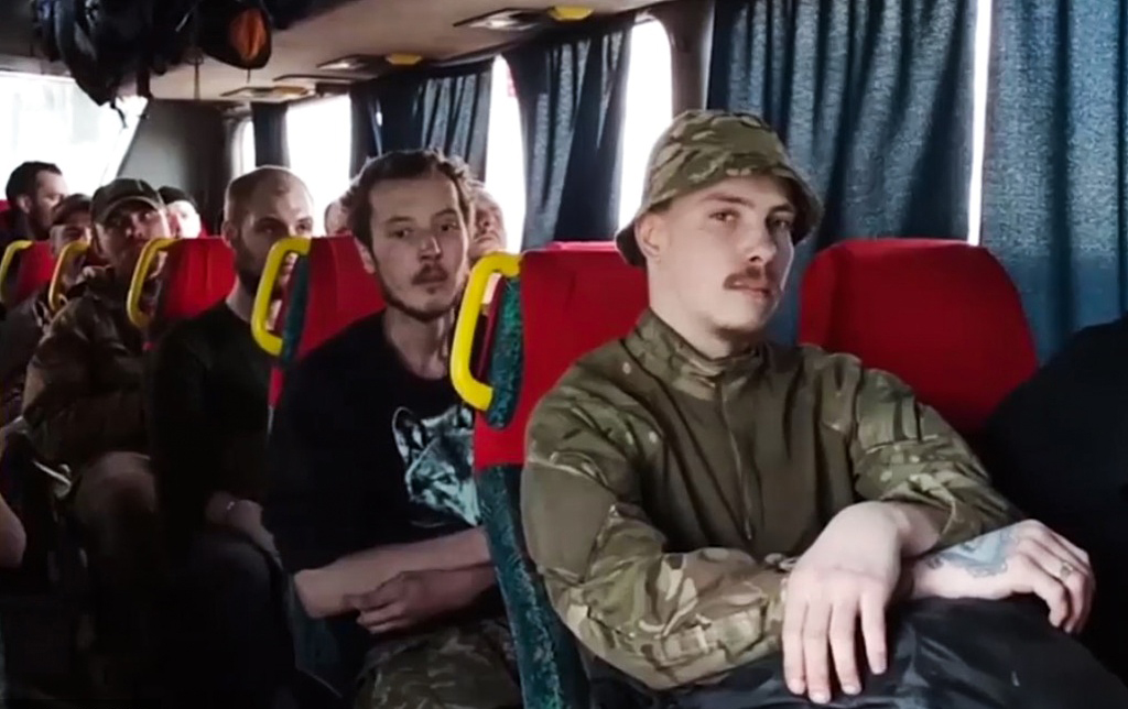 当地时间2022年5月17日，顿涅茨克马里乌波尔，乌克兰军人从亚速钢铁厂撤离，将被运送至新亚速斯克。（视频截图）