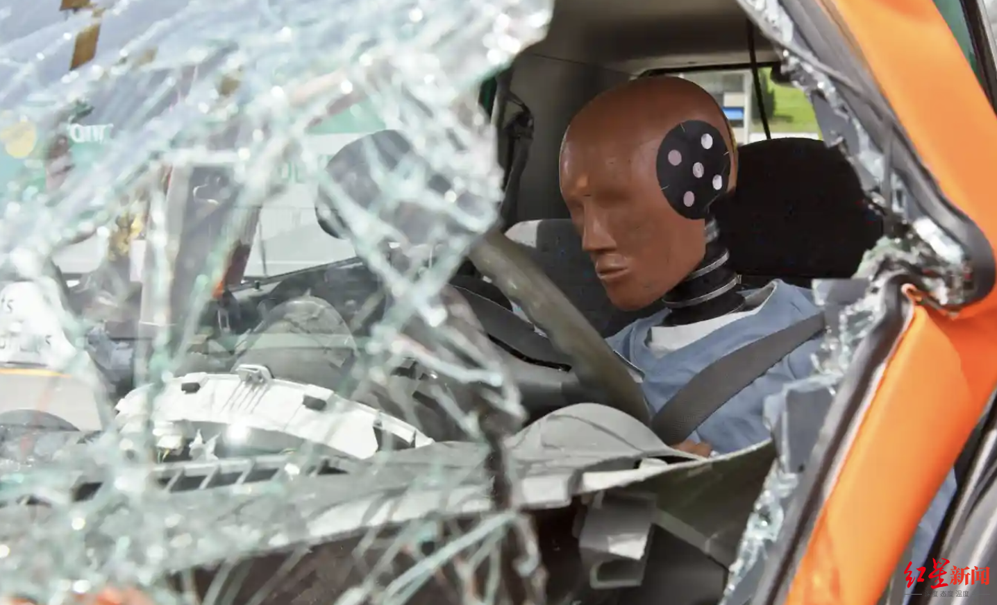 女性在车祸中被困车里的机率是男性2倍最新研究因其骨盆更易受伤