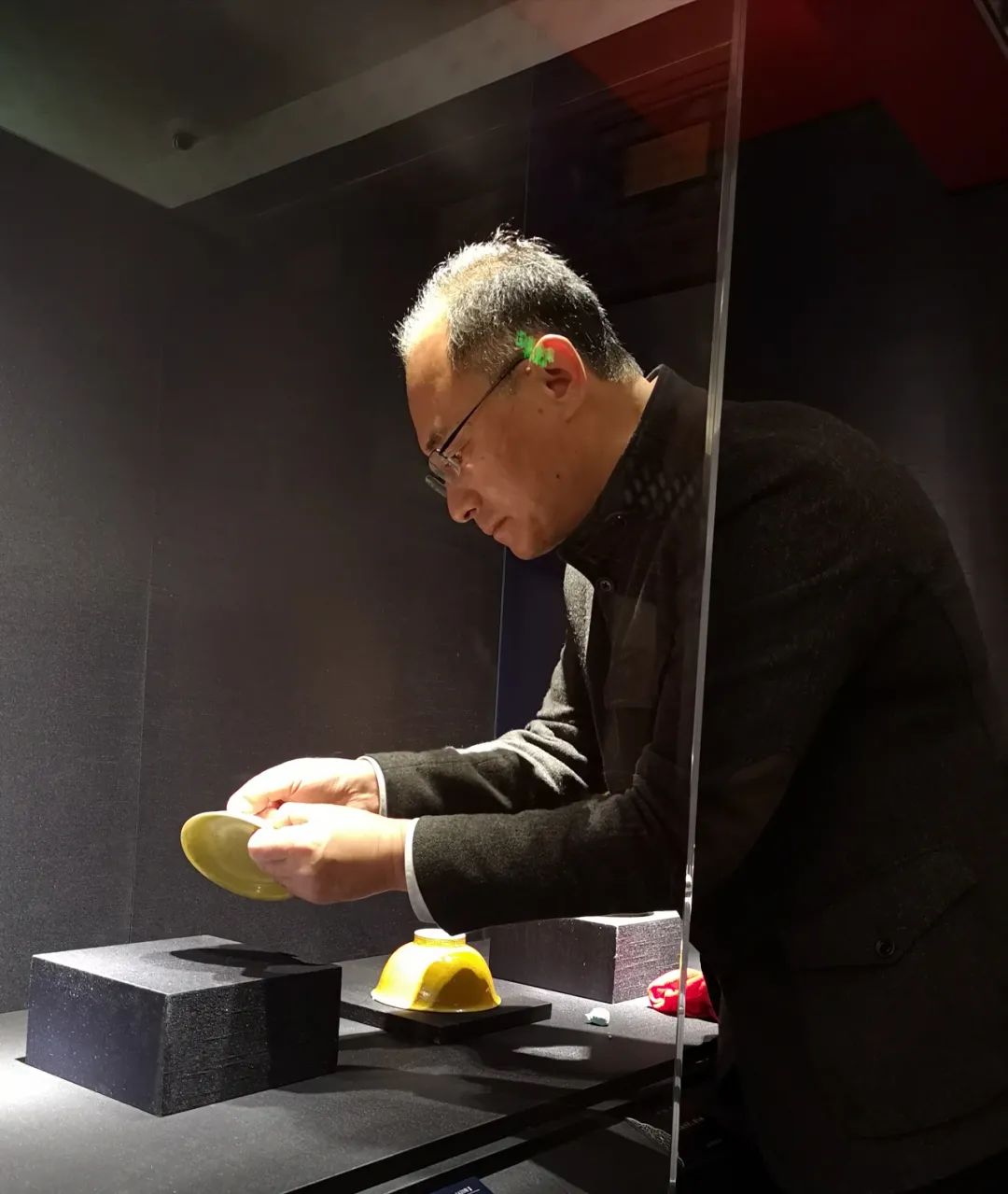 刚来不久,吕成龙就跟着当时的组长——古陶瓷大家,后来成了他恩师的