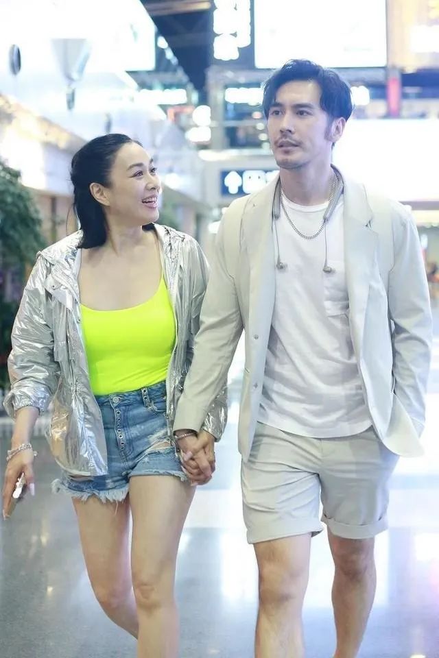 钟丽缇携小12岁老公出门吊带配短裤化身少女全程十指秀恩爱