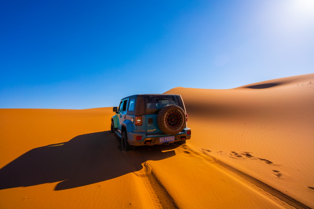 素车挑战沙海珠峰bj40刀锋柴油版彰显越野基因