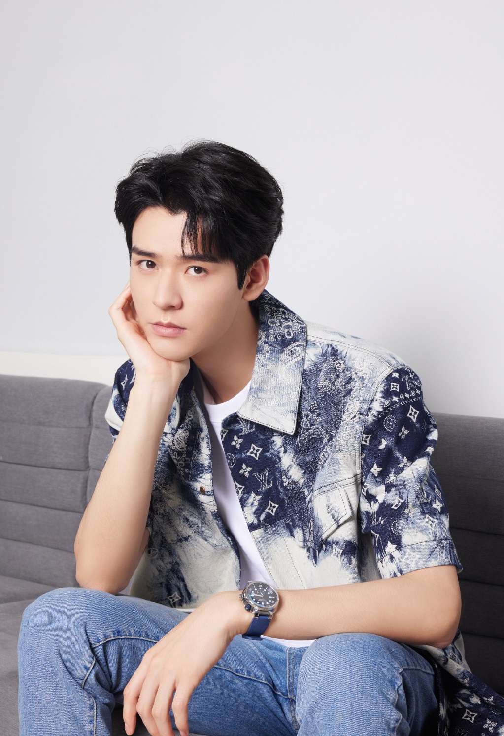 龚俊晒海边手势舞视频手忙脚乱太可爱行程保密引粉丝猜测