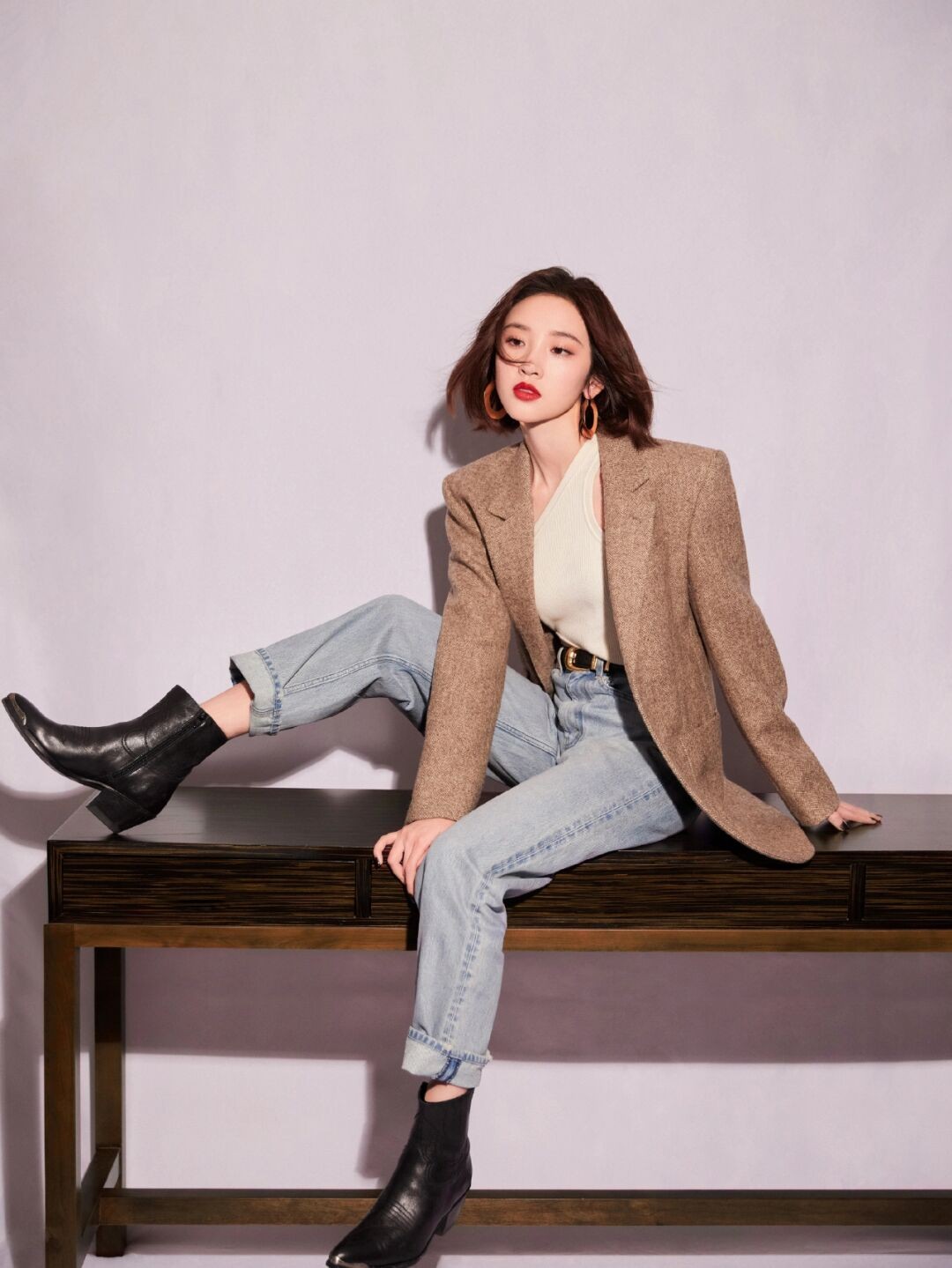 被唐艺昕的复古造型惊艳了棕色西装牛仔裤又美又飒气质真好