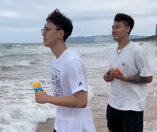 胡明轩更新动态实锤三亚旅游与赵睿狂嗨坤笑保镖继伟配角