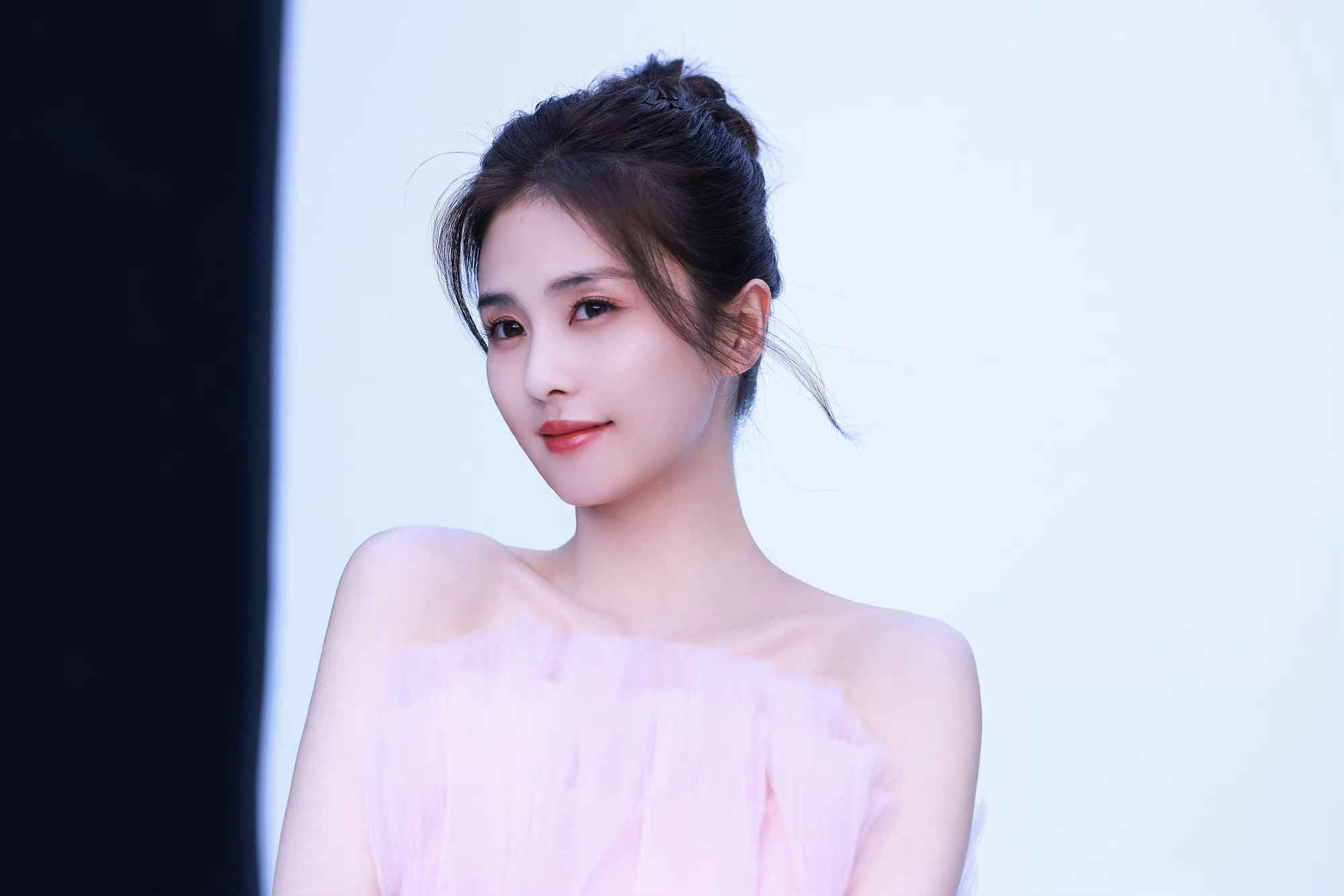 白鹿花絮图丸子头77粉色露肩裙灵动又甜蜜