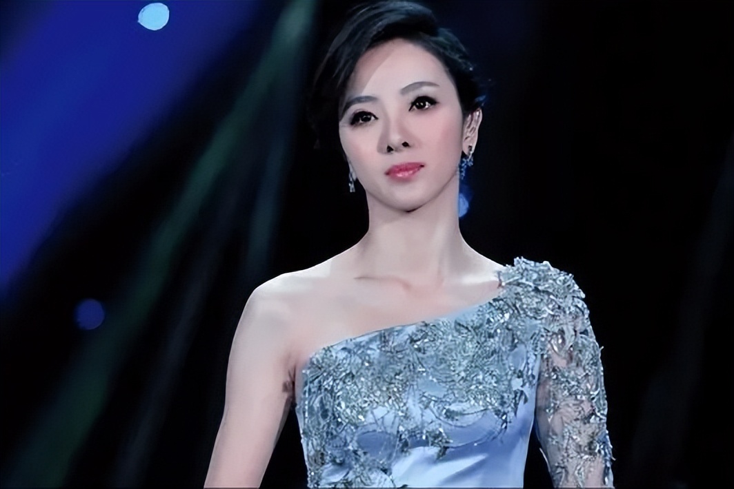 此前在离开自己的主要栏目《回声嘹亮》二十多天后,李思思在社交平台