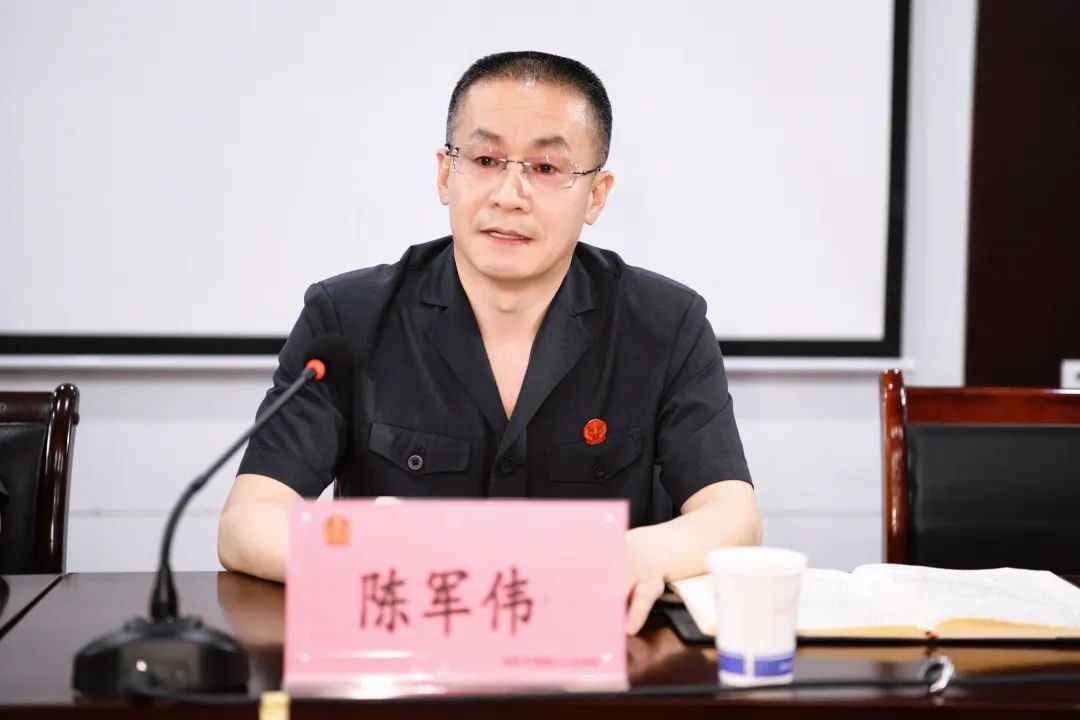 5月18日下午,市中院民二庭庭长陈军伟及部分员额法官深入渭城法院针对
