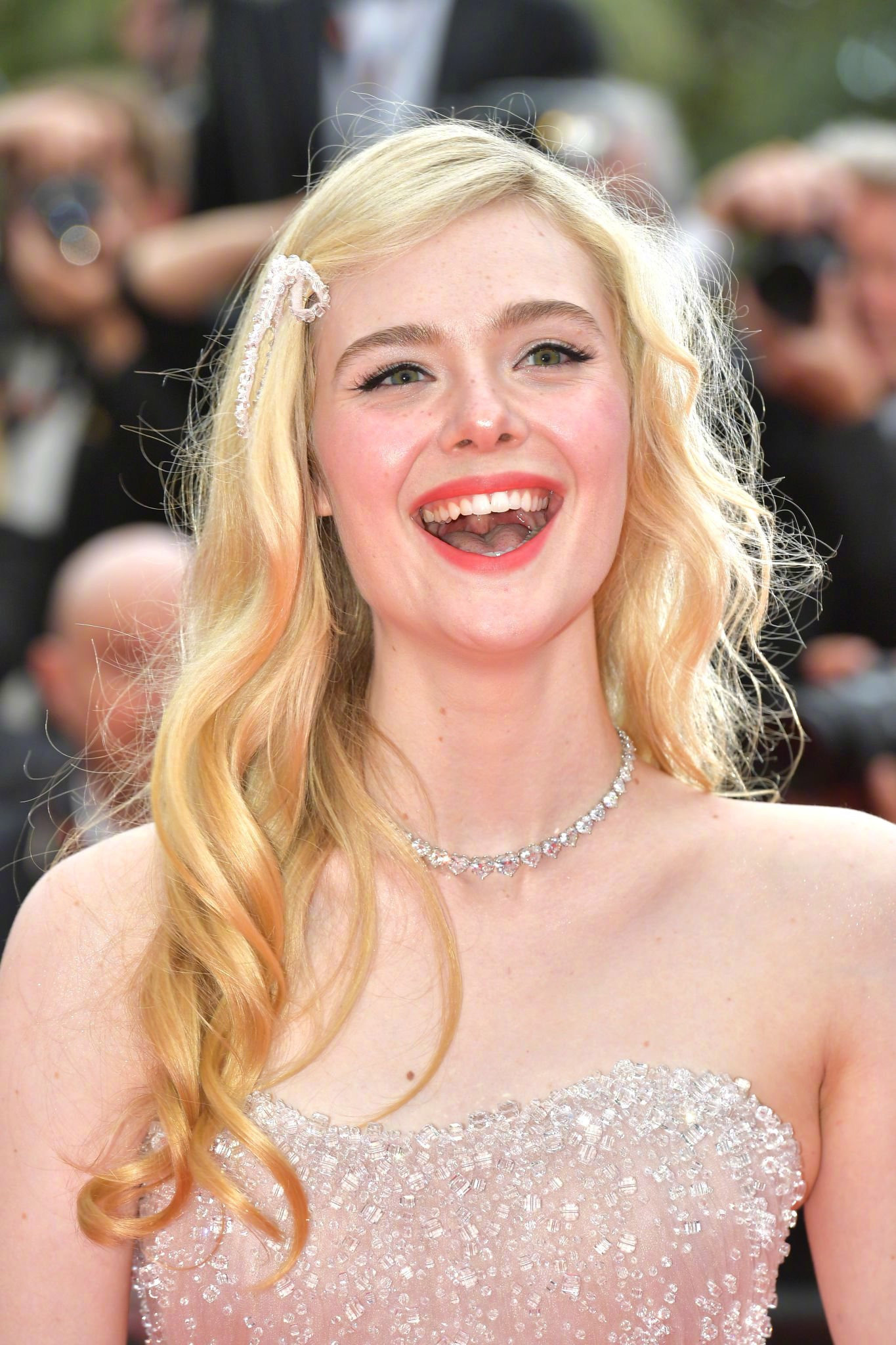 上的艾丽范宁粉色抹胸长裙侧边的可爱发夹瞩目