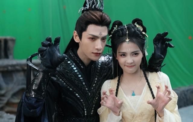 《长月烬明》官方发新海报,罗云熙毛领超帅,白鹿的这套真好看!休闲区蓝鸢梦想 - Www.slyday.coM 《长月烬明》官方发新海报,罗云熙毛领超帅,白鹿的这套真好看!休闲区蓝鸢梦想 - Www.slyday.coM