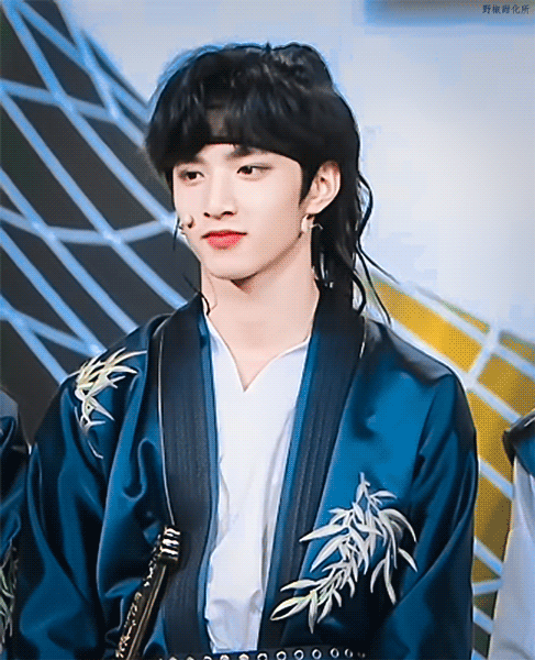 萌探探探案刘耀文路透今日份高马尾的耀文