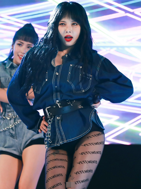 泫雅最新校庆舞台照黑丝袜赤脚跳热舞领口大开露白皙皮肤