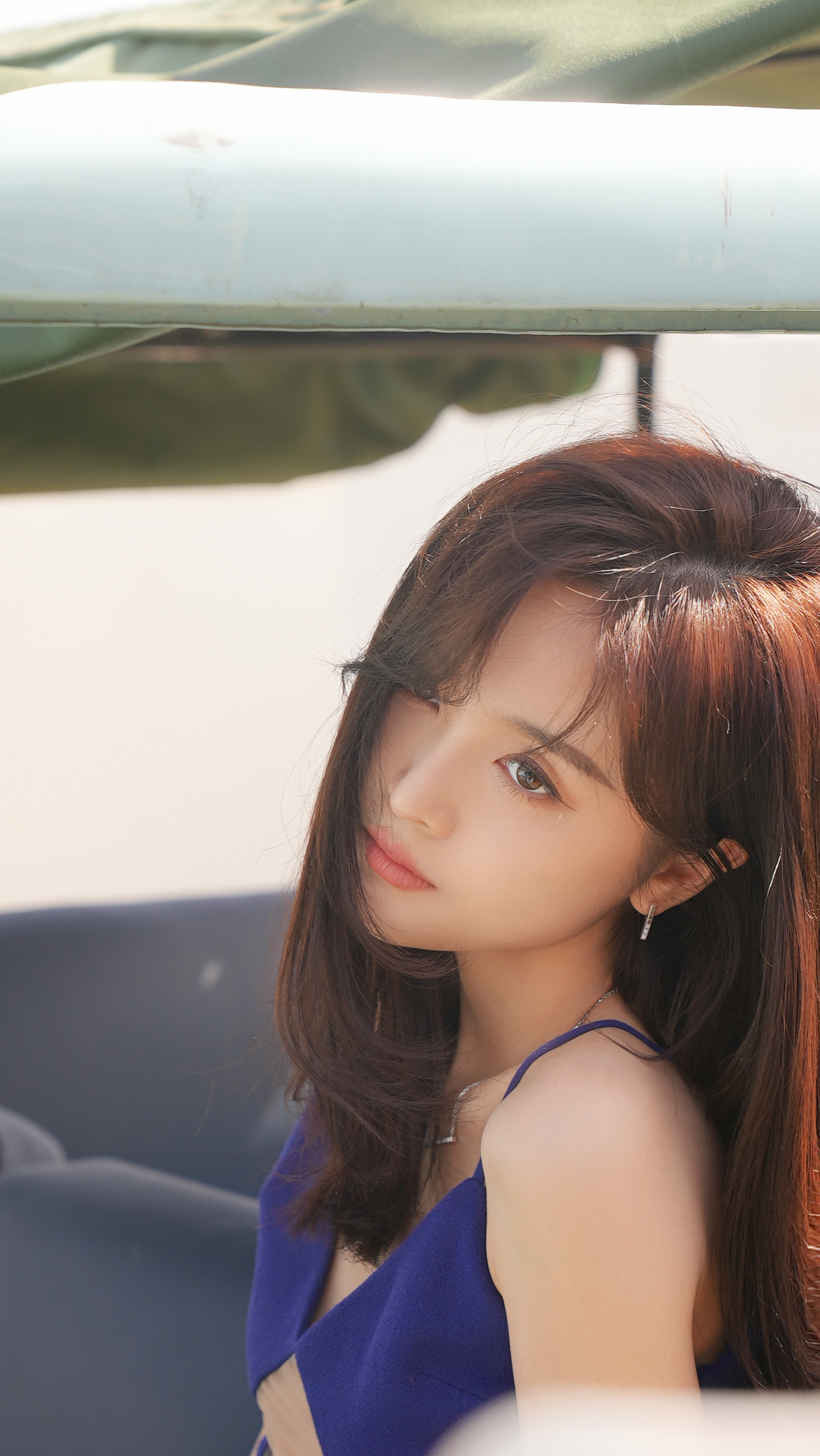 吴宣仪杂志侧拍花絮图这个锁骨和腹肌我直接斯哈斯哈