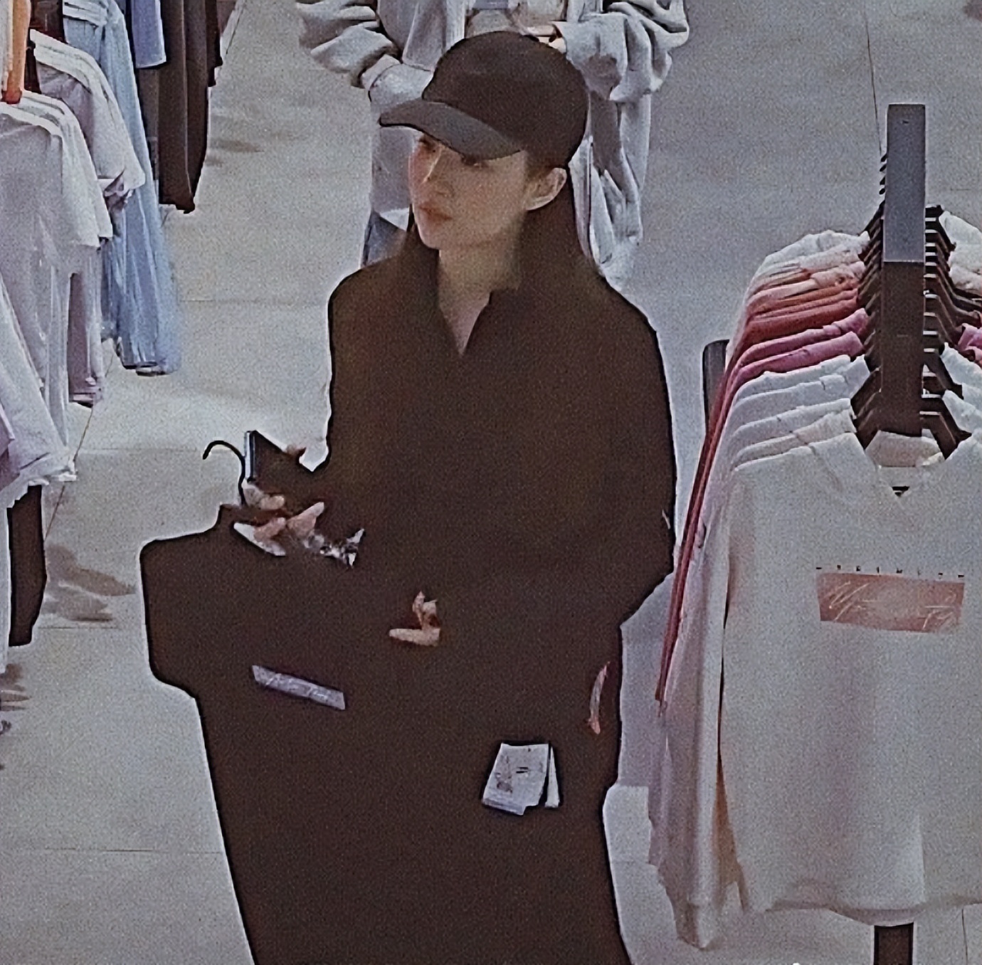 刘亦菲买牛肉干被偶遇逛路边小店显节俭穿紧身裤双腿又直又长