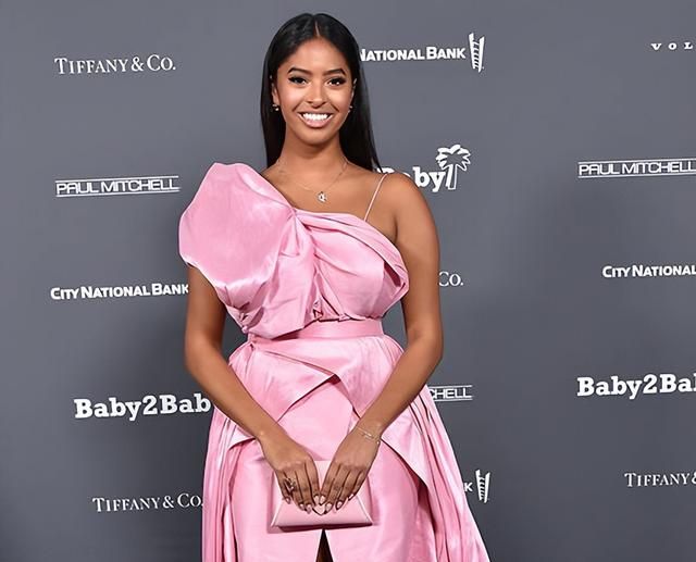 身高1米8丰腴健硕,超模气质十足|娜塔莉亚|谷爱凌|科比_新浪新闻