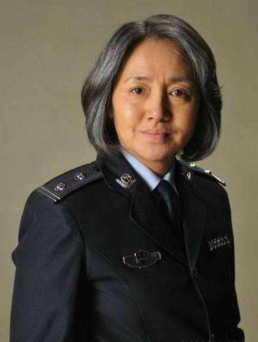 她是国家一级演员出道38年从不与弟弟李幼斌合作原因令人点赞