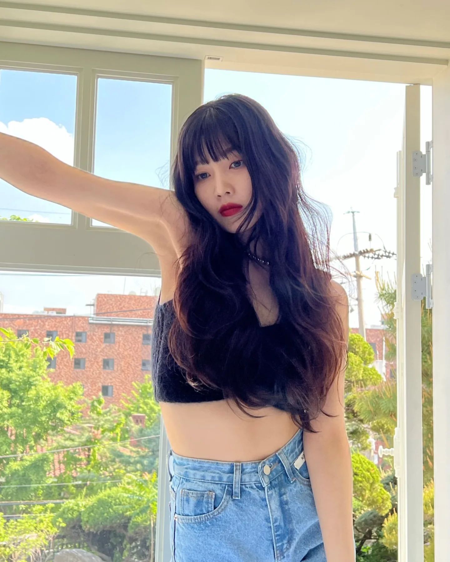 黑发红唇明艳美女redvelvet朴秀荣晒近照短款t恤秀蚂蚁腰