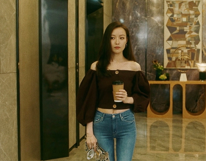 还没见过倪妮的翘臀?不用弯腰都绝了,贴身健身服少了一截太性感