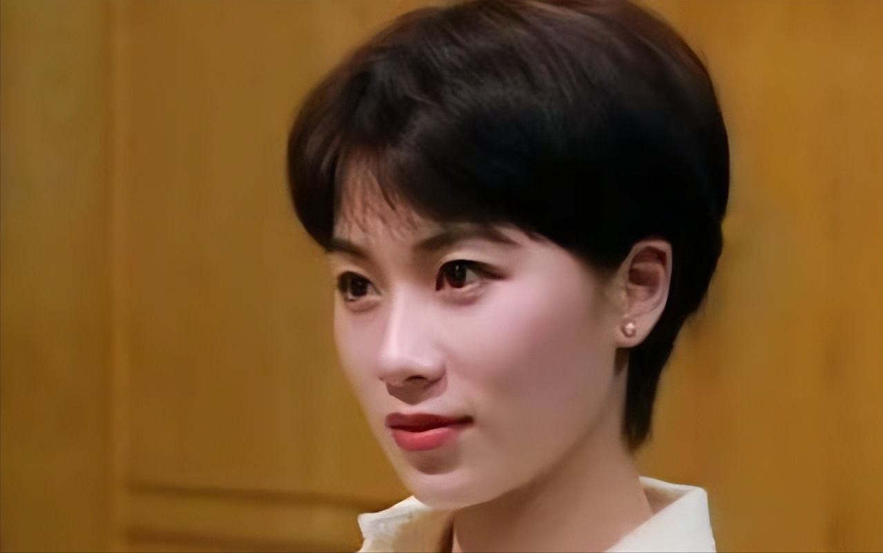 张可颐她的嘴部就没有那么宽了,反而更精致一些,有了一些厚度,而且她