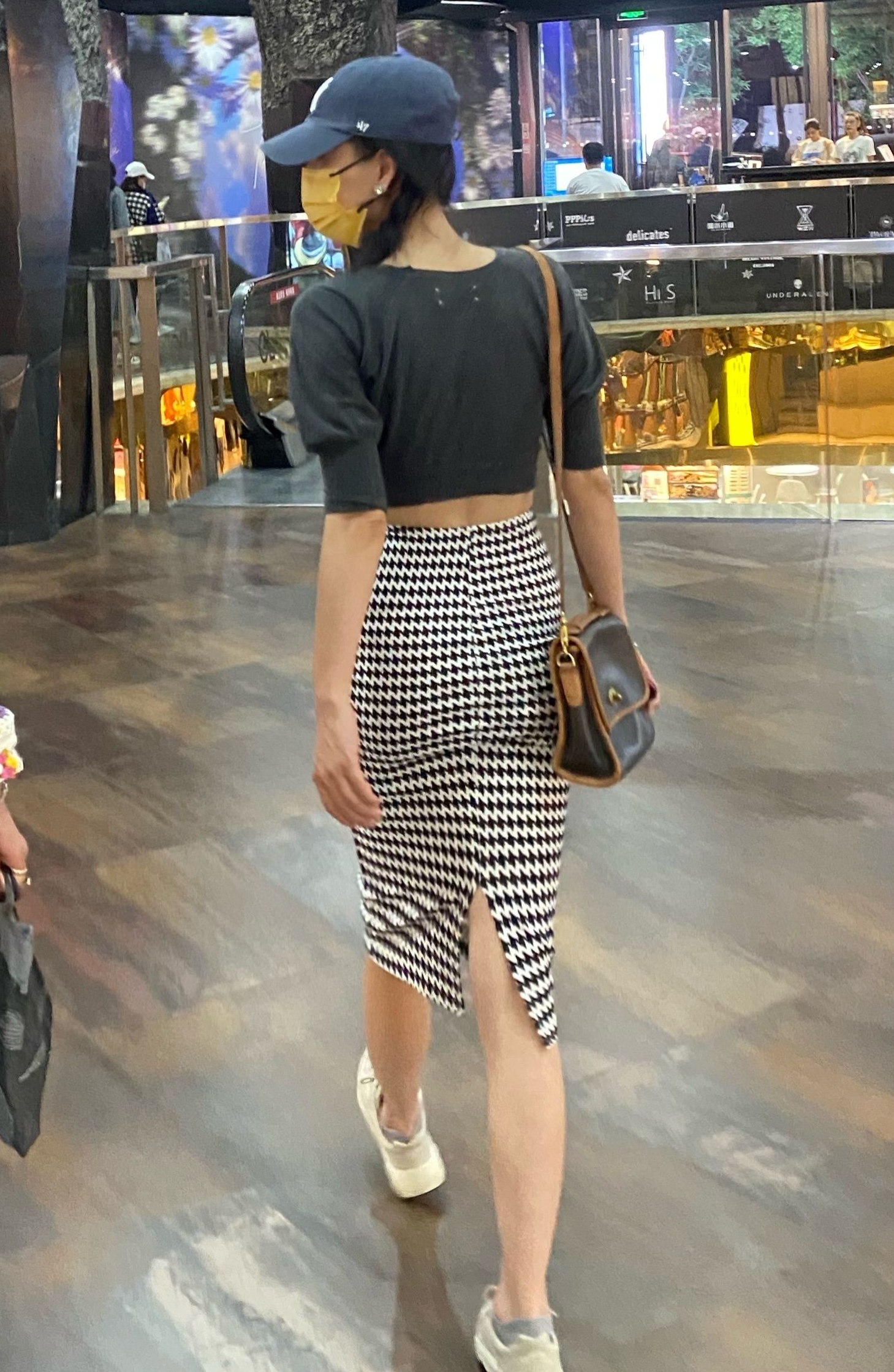 43岁影后殷桃晒逛街背影照身材苗条似少女曾嫁入豪门息影三年