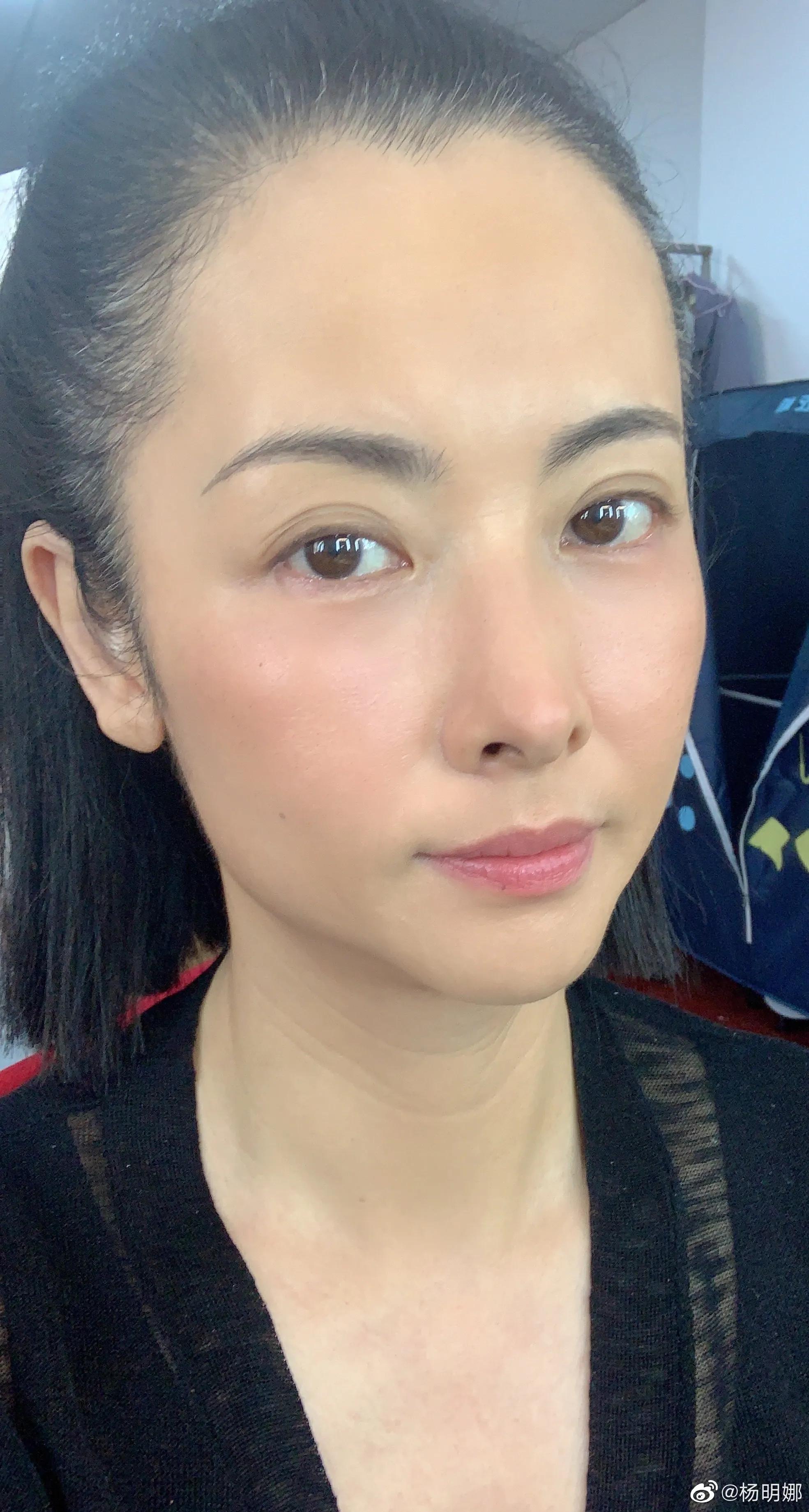 之前杨明娜还晒出了一组拍戏的照片,一张面色发黄,一张很白净,自己还