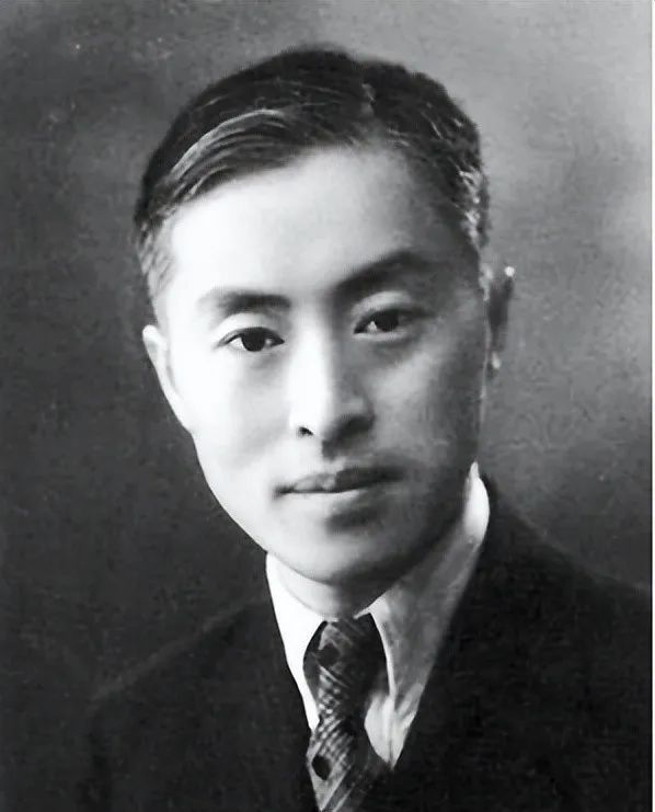 陈立夫在美国养鸡要穿西装打领带是在故意作秀李敖问出了原因