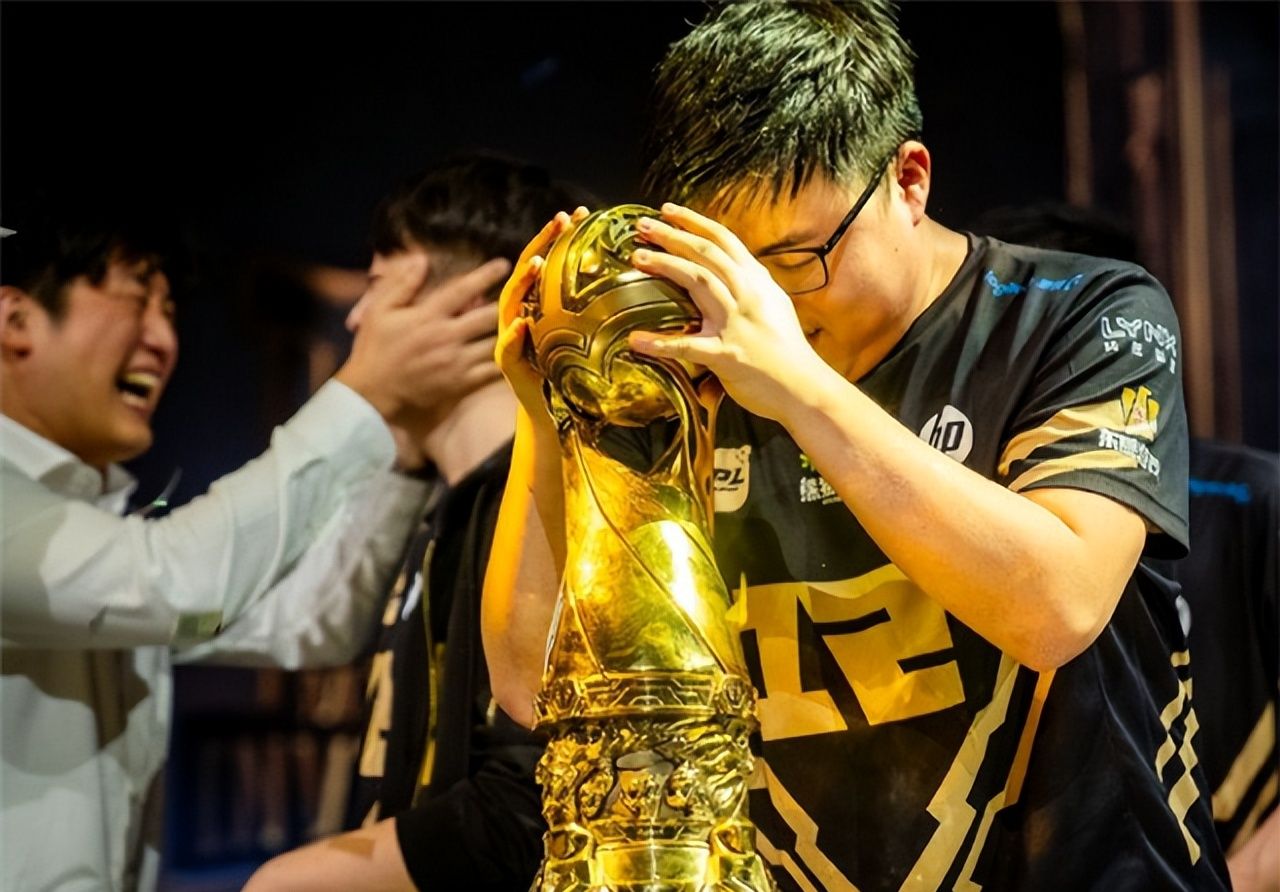 uzi加入新平台恰好在rng夺冠四周年首播还是msi对抗赛首日