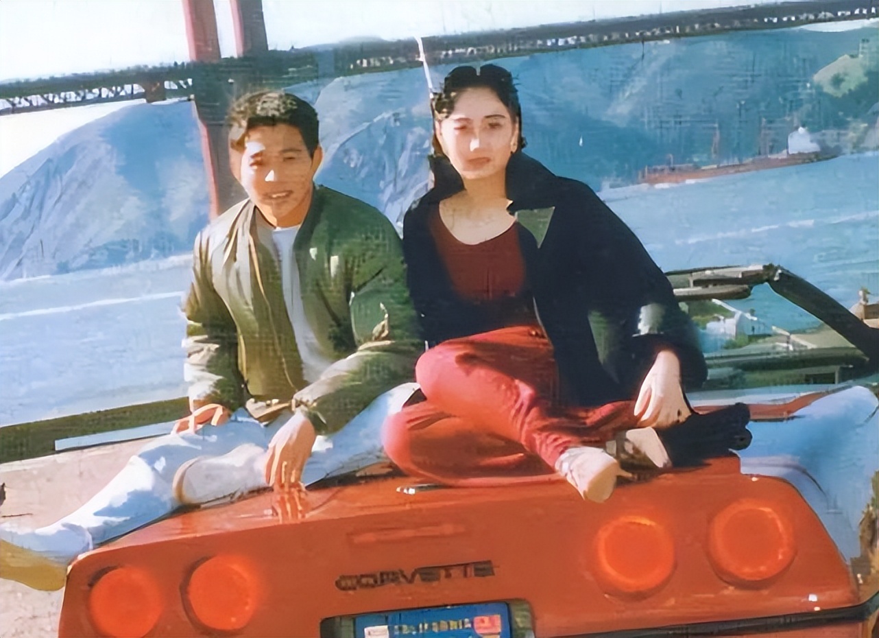 黑配红带来的高级利智和李连杰年轻时的穿搭都很时髦,飞行员夹克,牛仔