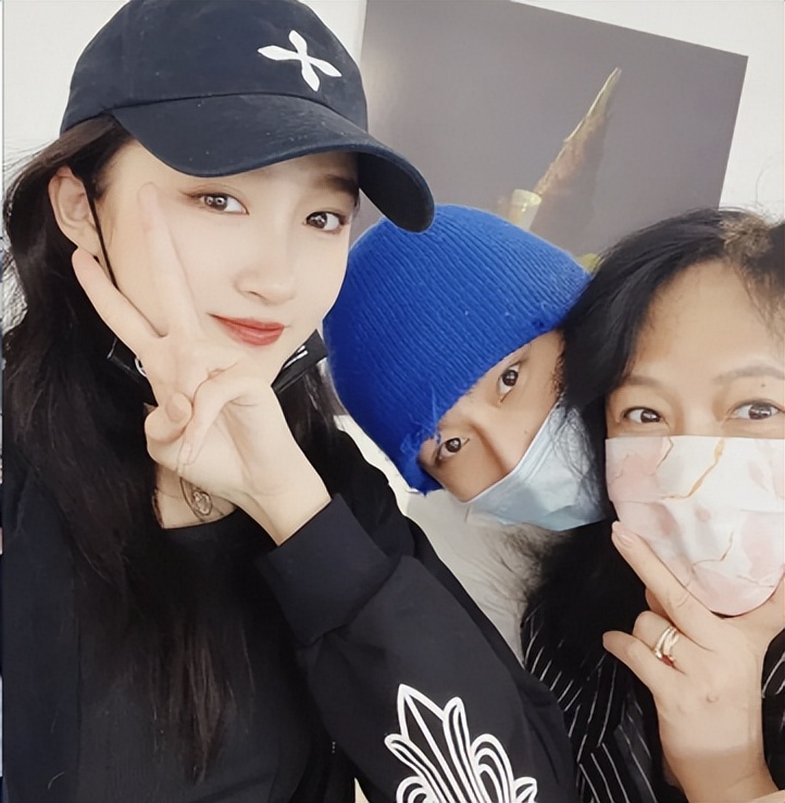 关晓彤与朋友亲密合影手提包包价值四万一双长腿白嫩纤细