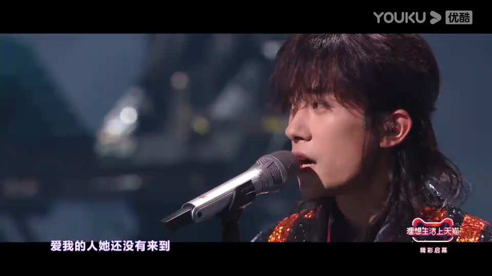 谁能抵挡立麦的魅力易烊千玺爱情鸟舞台yyds弟弟随性洒脱漫不经心却又