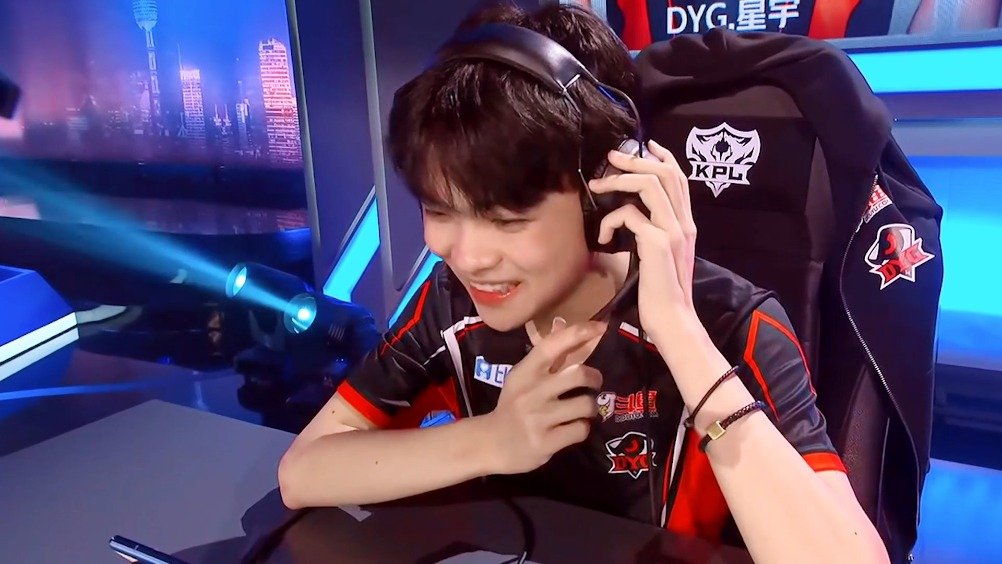 粉丝投稿北京wb星宇99个笑容晚上7点是wb的生日会直播借此视频提前祝