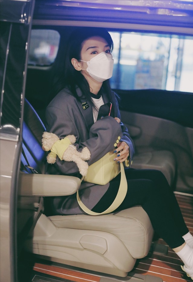 黄奕乘风破浪上热搜从熟女到少女只需要一套西装太有个性