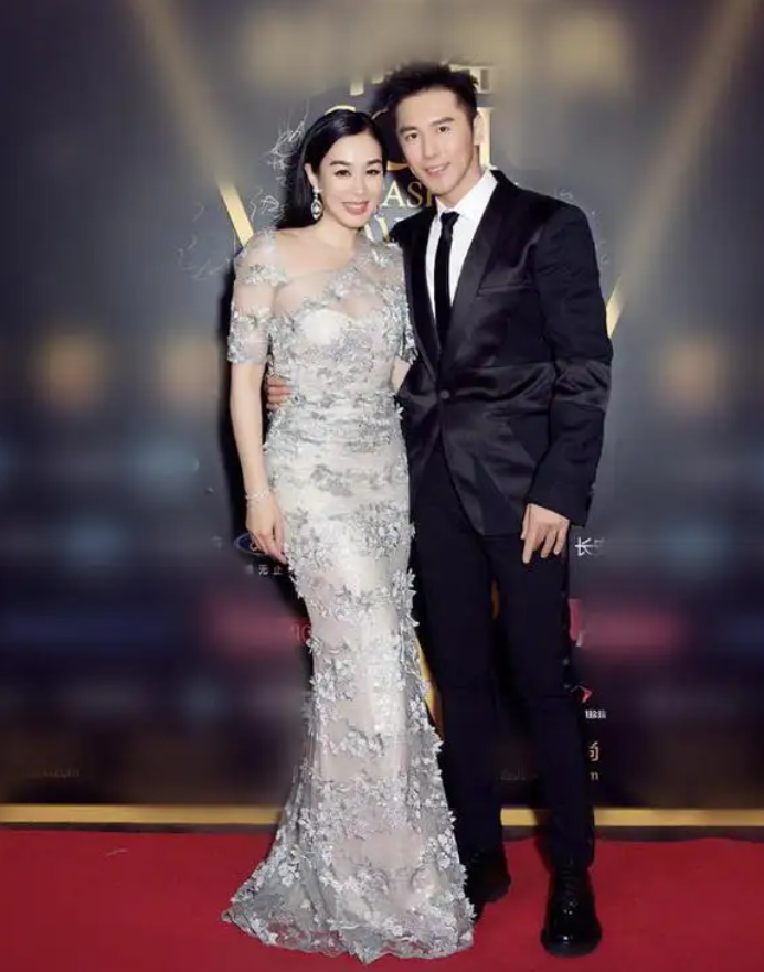 钟丽缇携小12岁老公出门吊带配短裤化身少女全程十指秀恩爱