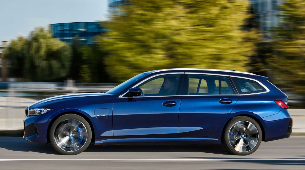 新款宝马3系旅行版官图发布车头变化明显